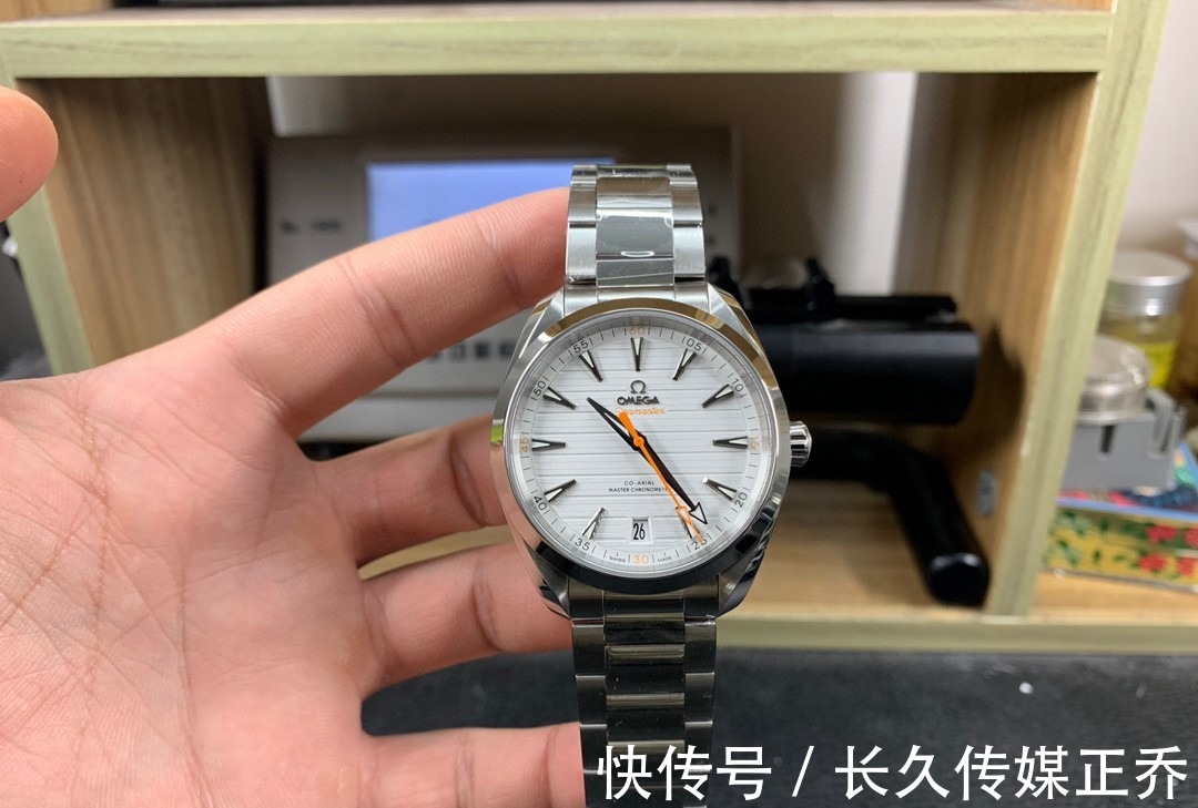 欧米茄|欧米茄海马150和海马300,谁更适合40岁男士