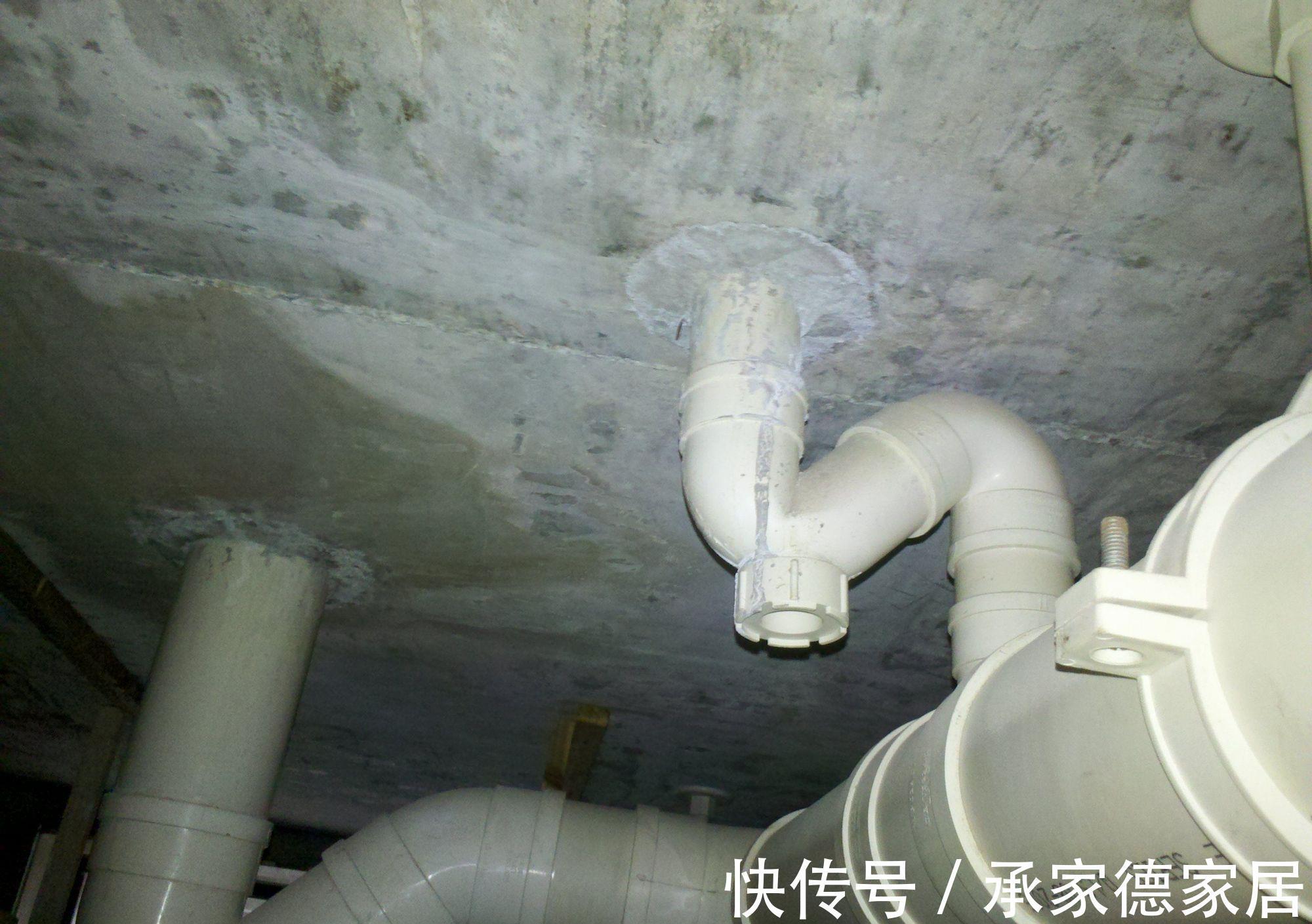 开裂|卫生间漏水的可能原因有4种,其中3种不需要砸砖,就可以补漏!