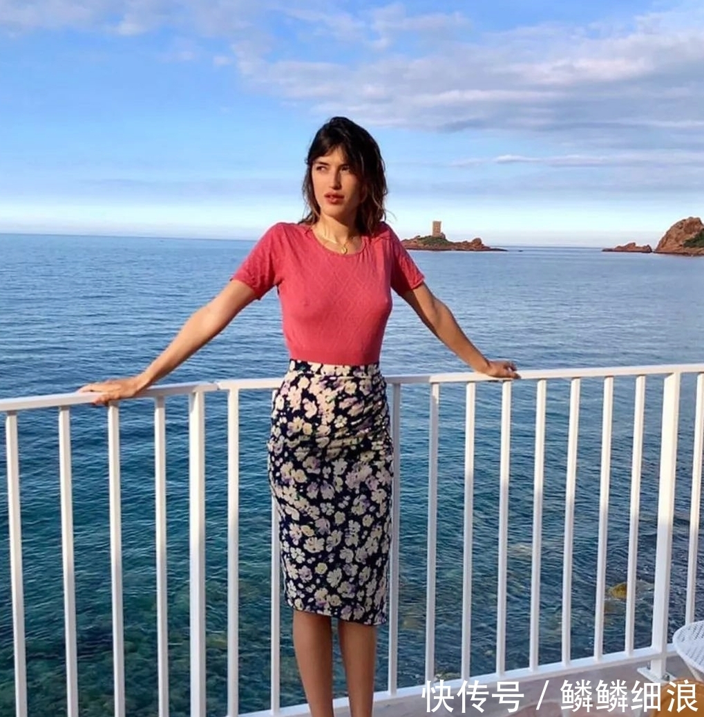 白色t恤 今夏分享这3款单品穿搭,复刻浓浓的法式浪漫,想不心动都难