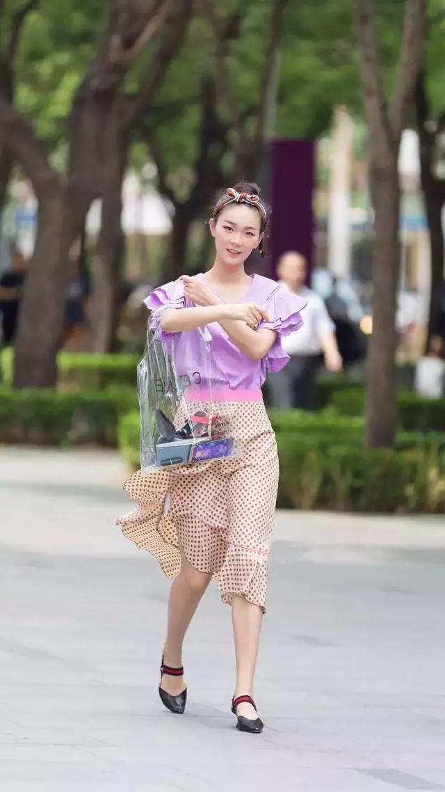 高跟鞋|身穿条纹上衣,搭配一条高腰的短裤,清新时尚帅气