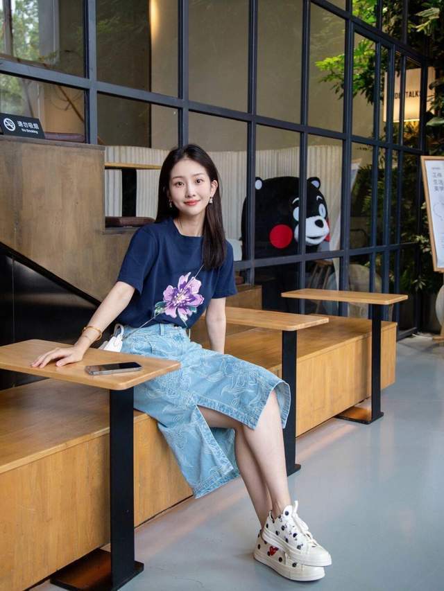 西服|想变成“商圈精英”的女神,试一试西服搭配波点连衣裙,高贵大气