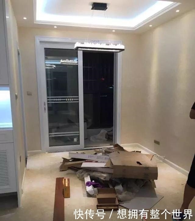 飘窗|婆婆不顾反对请亲戚装修，完工后我懵了飘窗改做柜子，谁见过