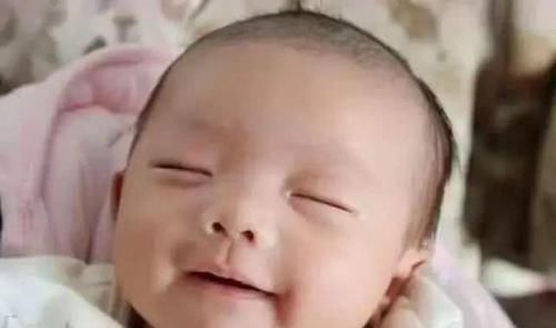 拳头|宝宝睡着后为什么会偷笑?新生儿有这几个小秘密,你都知道吗?