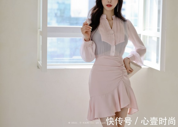 时尚|女神孙允珠时尚搭配：初恋春荷淡雅馨粉微透百褶裙