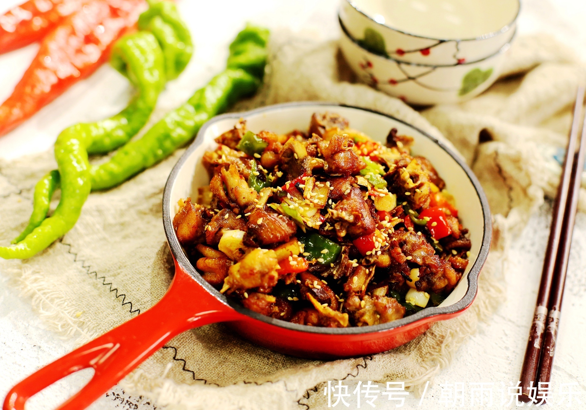 换个方法吃鸡!比辣子鸡好吃10倍,一整只鸡连骨头渣渣都嚼了!