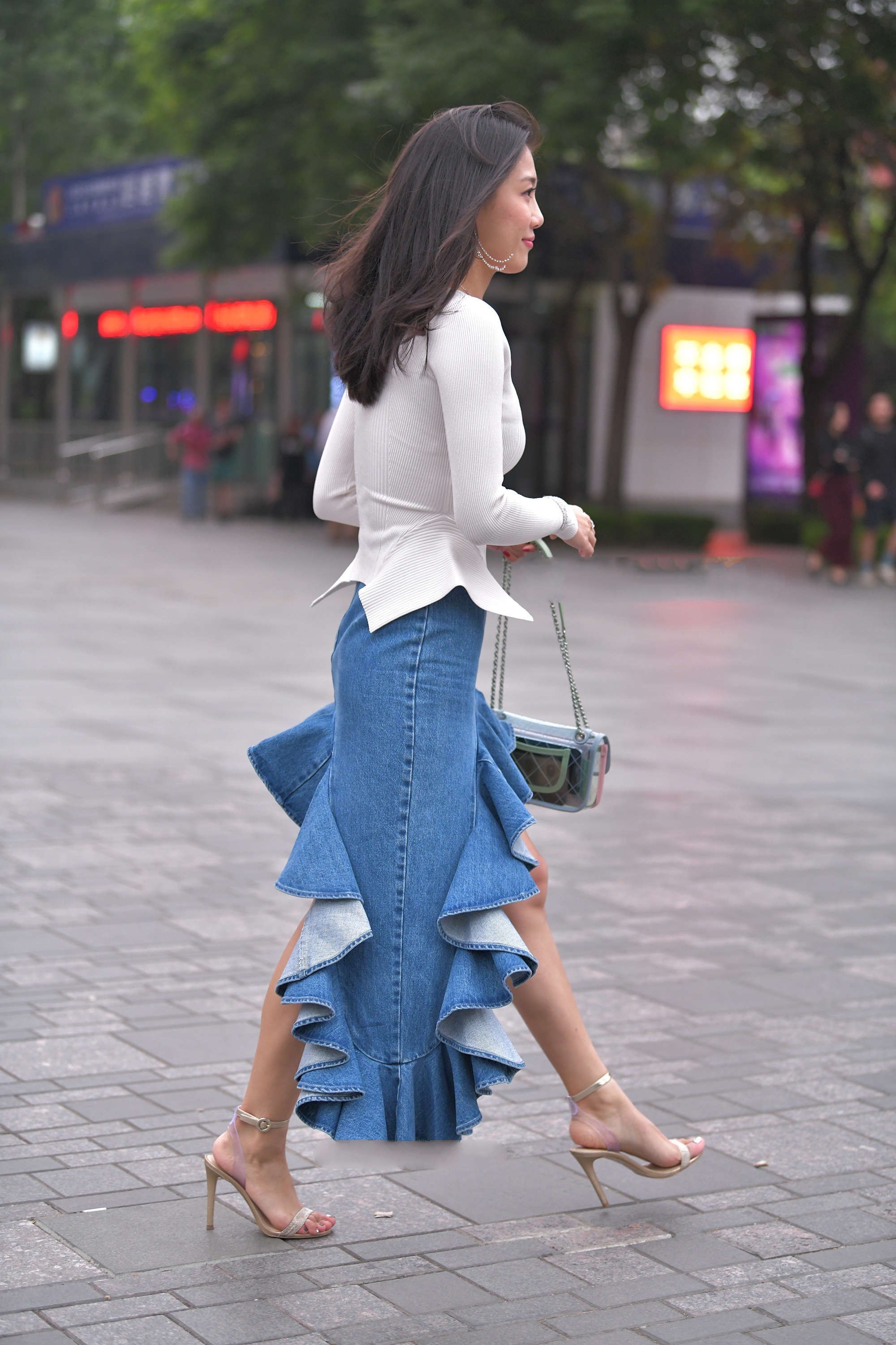 牛仔 白色针织长袖搭配牛仔裙,设计感十足,凸显独特美感