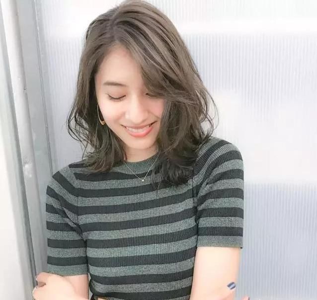 发色|50多岁的女人该不该染发？酒红色和板栗色适合吗？肤色决定发色