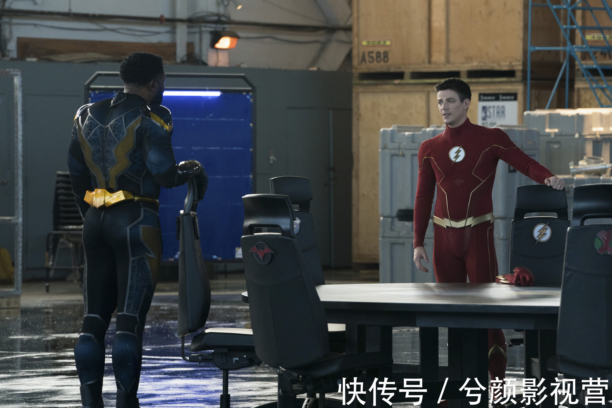 閃電俠在“世界末日”交叉第一眼照片中面對(duì)德斯佩羅