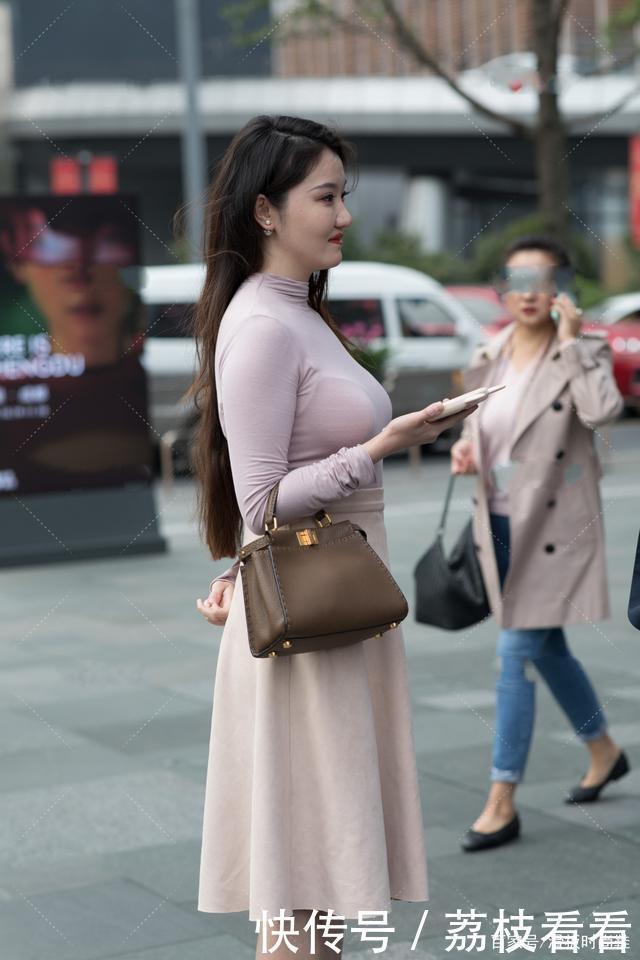 上衣 淡紫色上衣搭配大摆A字裙,温婉秀气,打造知性淑女风