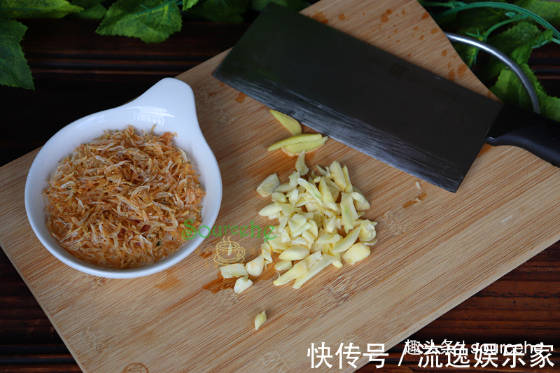 问了大厨才知道，虎皮尖椒多加一味料，外脆内软，鲜香麻辣