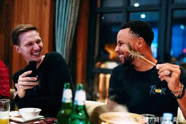 库里|NBA吃货遇上中国美食库兹马吃100个饺子,字母弟一人吃9桶泡面