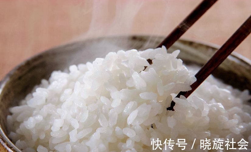 米饭|煮米饭，最忌直接加水煮！大厨教你这2招，米饭香软不粘黏，好吃