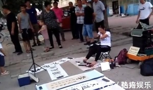 地摊!一位没有双手美女的“地摊书法”,用脚写欧楷榜书,用笔险绝精到