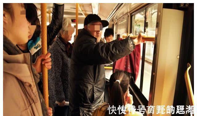 道德|老人嫌孩子让座慢,一把丢掉孩子书包,父亲的举动,引全车人鼓掌
