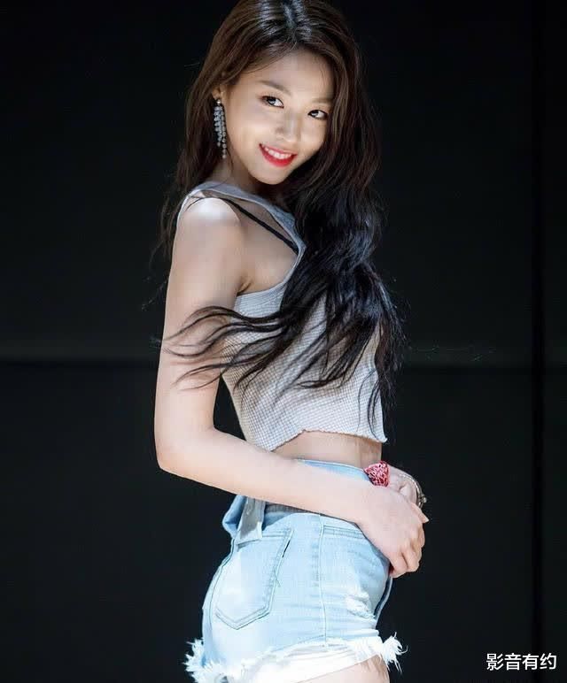 清纯阳光的时尚美女，白色背心搭配蓝色牛仔短裤，展现青春活力感