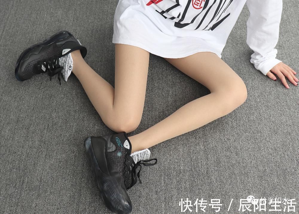 杜兰特12代“黑武士”篮球鞋，灰色鞋身，鞋帮内侧蓝色标签点缀。