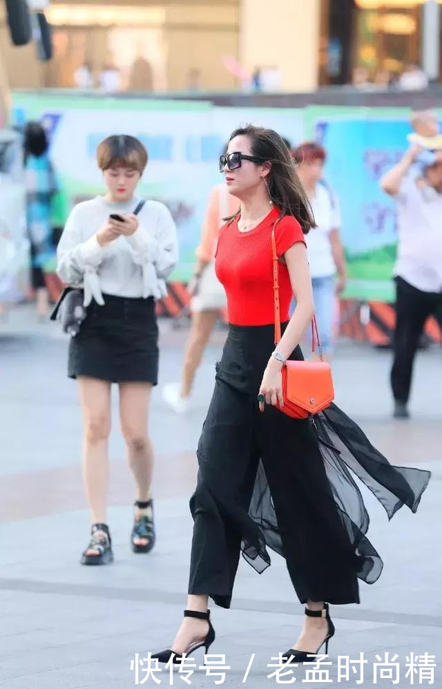 街拍:美女脚上一双尖头的高跟鞋,凸显出迷人魅力,带着都市女性的风范