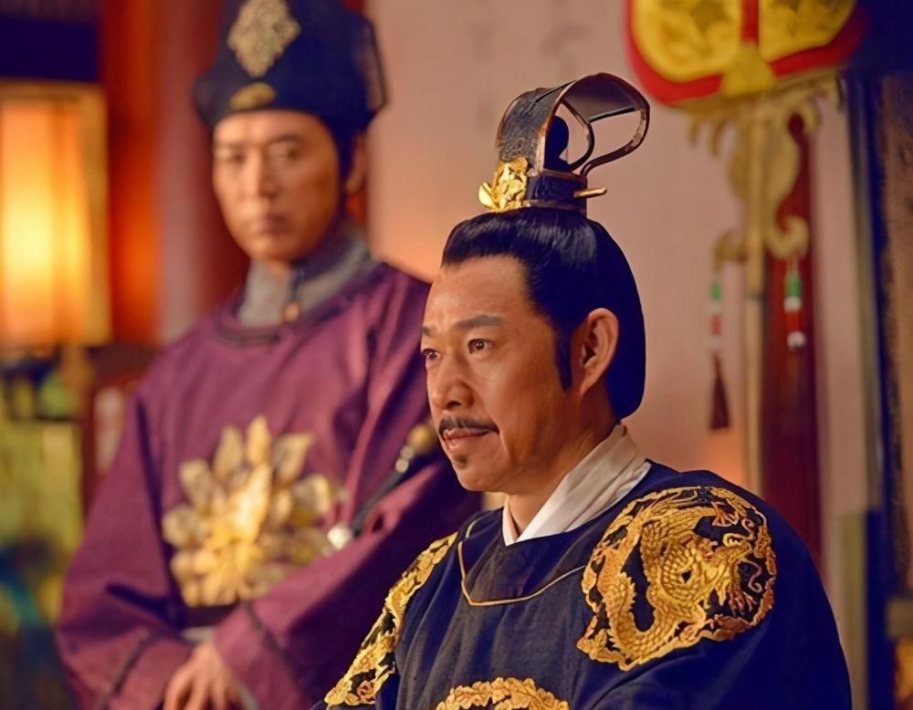 徐茂公|李世民给徐茂公披上龙袍，众臣羡慕，徐茂公却大惊：要想法保命了