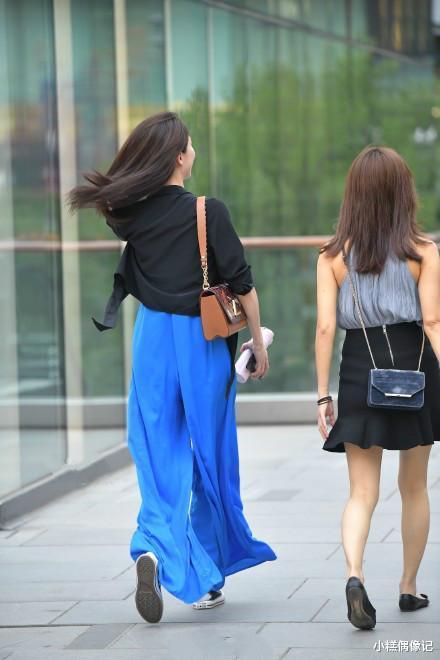 蓝色|非常有特色的一位蓝色裙裤美女