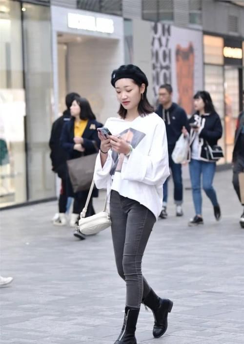 街拍小姐姐绿色针织衫搭配休闲牛仔裤，给人一种美丽优雅的感觉