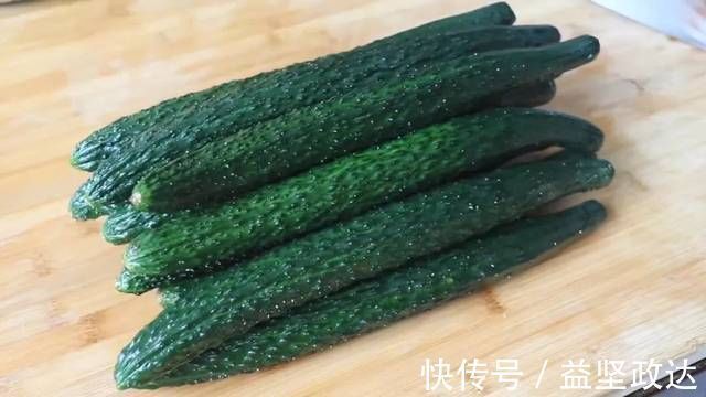 黄瓜我家从来不凉拌，都是炝着吃，比肉还下饭，懒人做法吃着也香