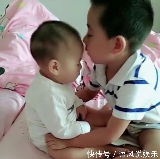 哥哥|1岁弟弟和3岁哥哥在玩,弟弟突然打哥哥,哥哥的做法,让人暖心