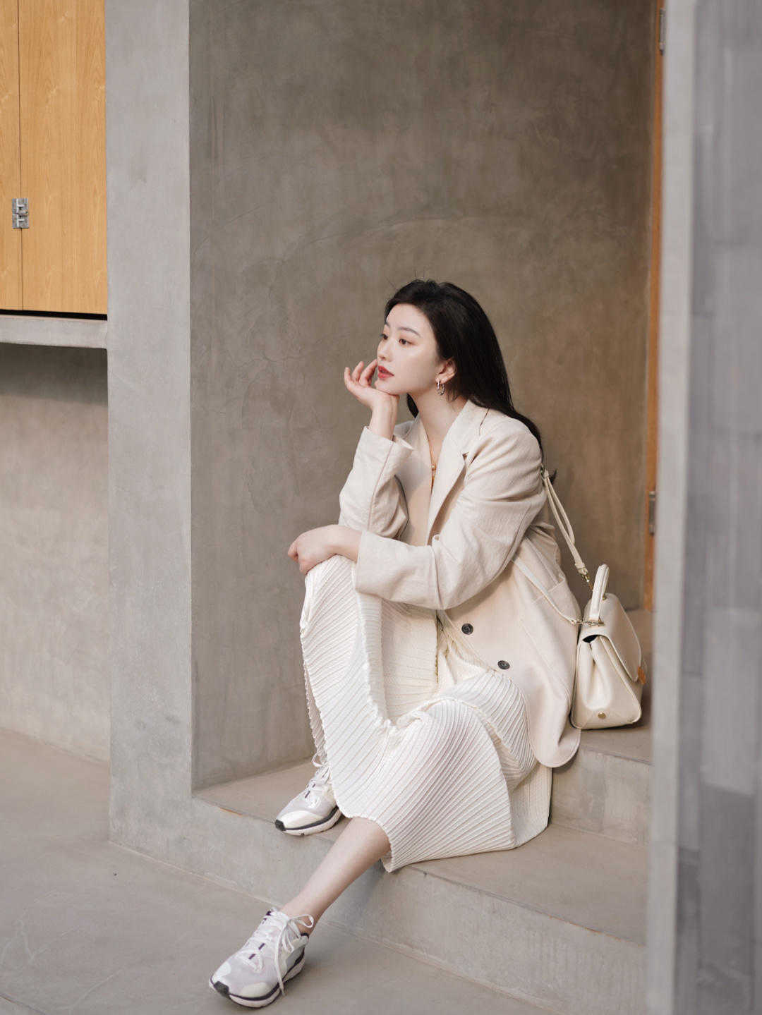 搭配|秋天穿衣要风度也要温度,这条裙子保暖又时尚,穿出了时髦感