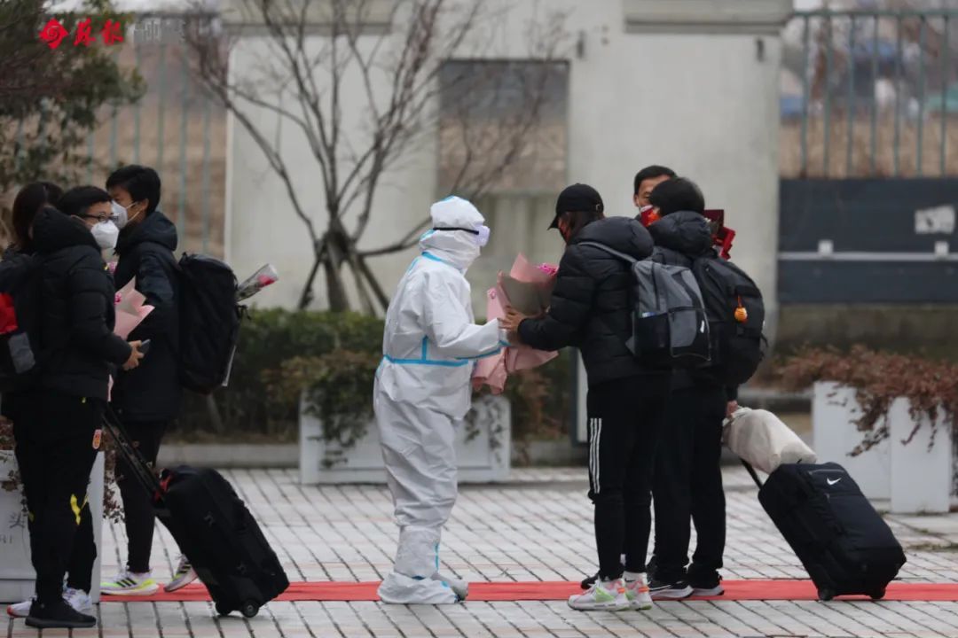 中国女足|女足抵达苏州，实现一人一墩！