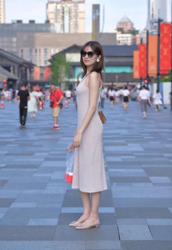 简约的白色吊带裙，穿出温婉知性的美，气质优雅又落落大方