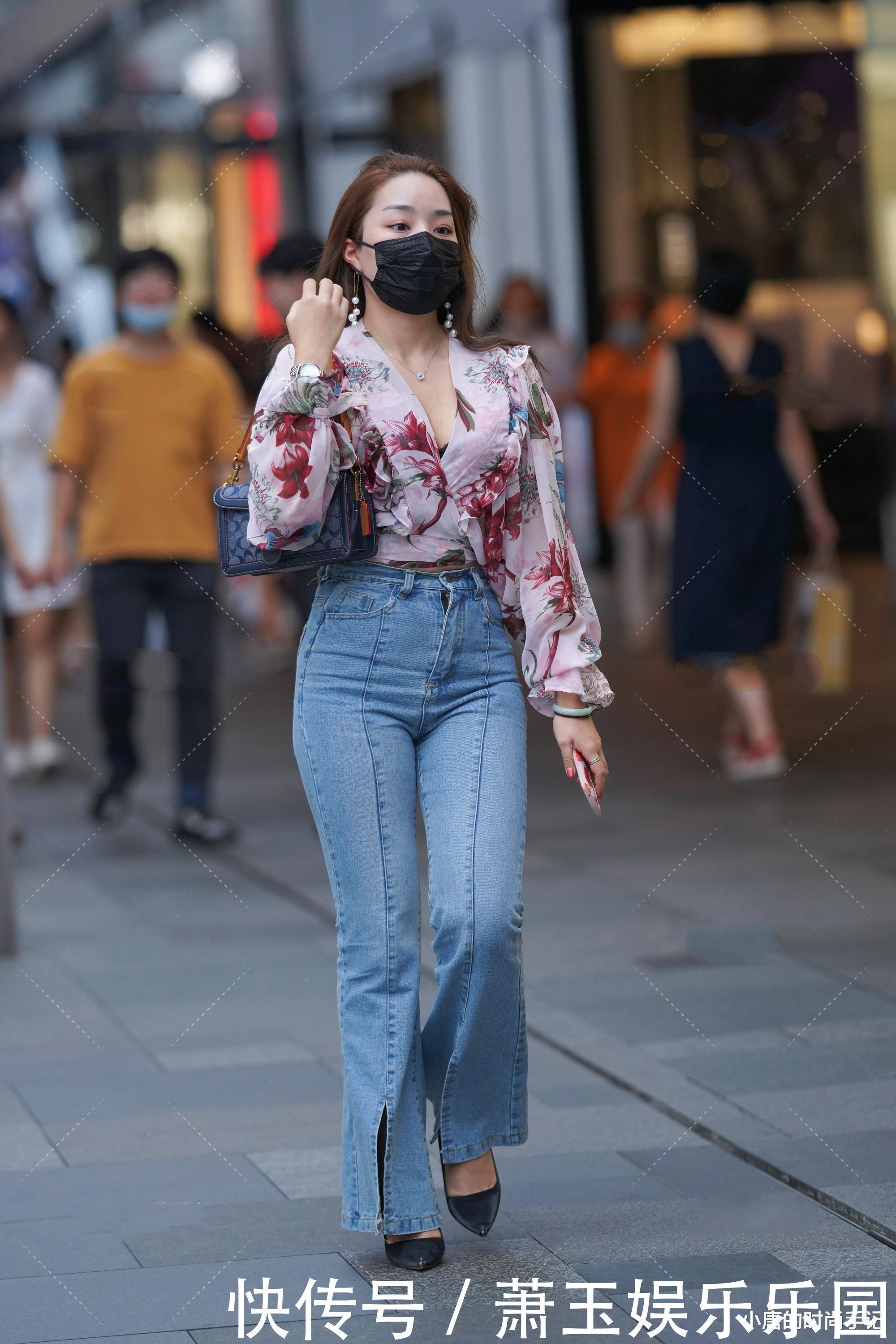 纯色 大印花雪纺衫,穿搭小开叉喇叭裤,雍容华贵成熟大气