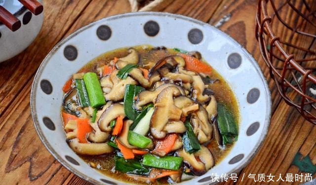 天冷就爱吃这菜,炒一炒五分钟就上桌,爽口美味,全家人都爱吃