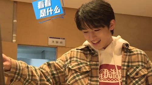 宋亚轩广电食堂吃自助餐，吃肉怕浪费，拿了两个大馒头：山东人最爱