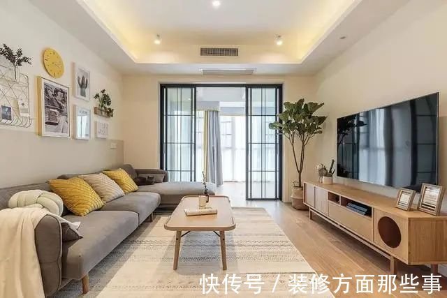 二居室|85m2 原木风二居室,玄关柜分割洗衣房和玄关