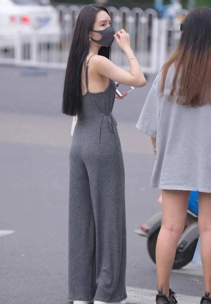 深灰色吊带连体裤,潇洒时尚,垂感十足