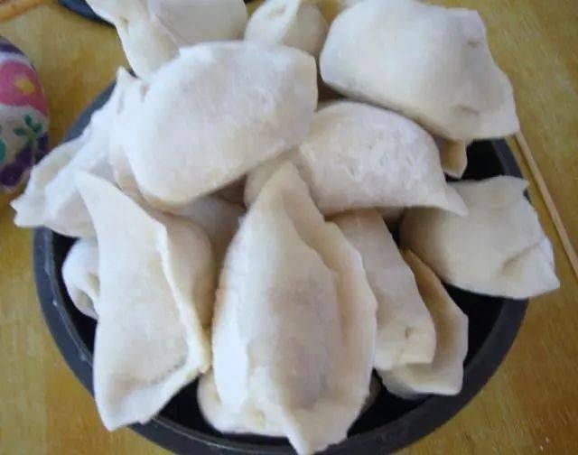 饺子包好别直接放冰箱，容易坏还粘皮，学会”这个“小技巧，咋放都不怕！