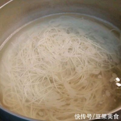 面条|学会#蛋趣体验#健康营养凉拌面，早餐不用愁