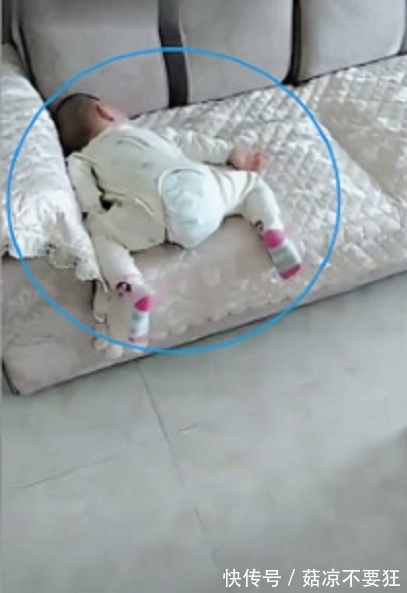 奇闻|奇闻:妈妈洗完奶瓶回来发现宝宝不动,走近一瞧,睡姿真是服了