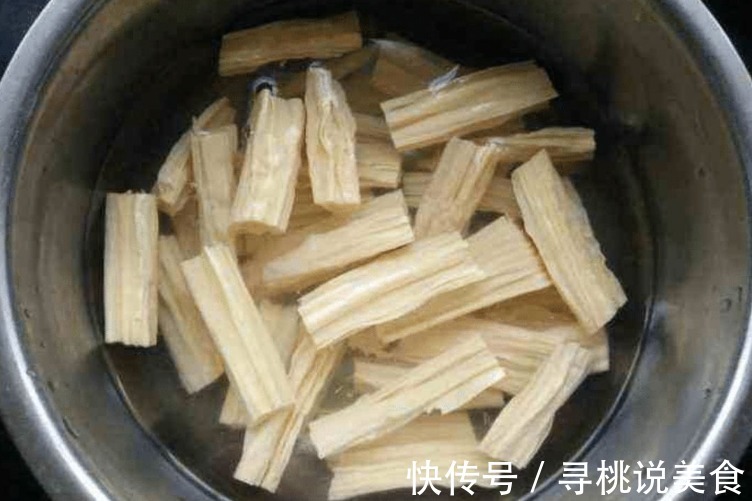 炒腐竹，记住“2个窍门”，出锅后腐竹香气浓郁，柔软筋道下饭香