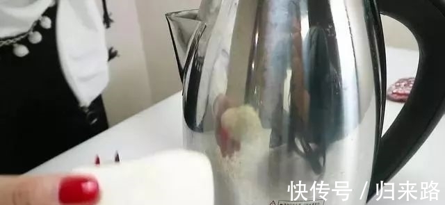 用肥皂在电水壶上擦一擦太棒了，解决了麻烦事，人人都夸好
