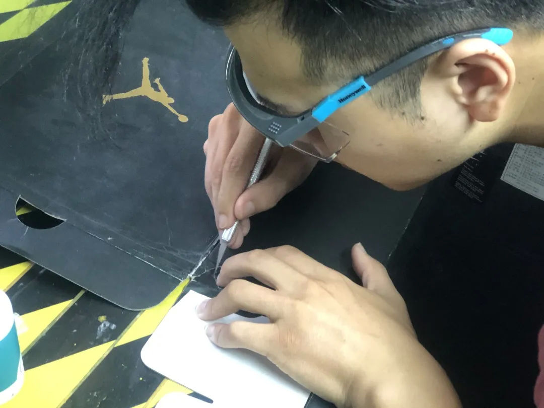 桐乡|“妙手回春”治了4000多个鞋盒，这个桐乡人被称为“鞋盒外科医生”！