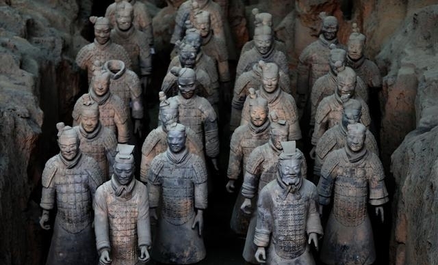 秦始皇伟岸雄奇,身高2米,天庭饱满,大眼睛,