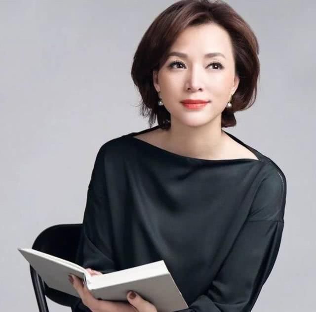 中国诗词大会@主持“一姐”董卿的书法不赖,行书洒脱,刚劲有力,颠覆你的审美