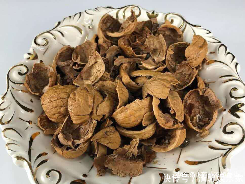 核桃|老人孩子爱吃的核桃别乱扔,核桃壳留下有妙用,解决很多人的烦恼