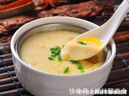 蒸蛋时，加水直接蒸是大错！大厨教你4技巧，蛋羹细嫩鲜香超好吃