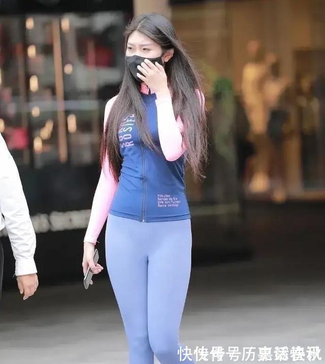 莫兰迪 深蓝色弹力长袖搭浅蓝色打底裤,色调自然吸睛,舒适而不失美感!