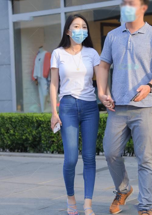 舒适|基础款白色短袖显自然美，清爽又舒适