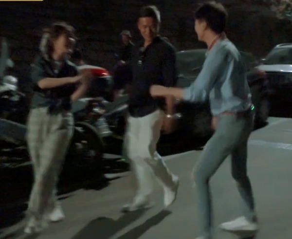 黃曉明私下被排擠大家結(jié)伴而行唯有店長落單,走錯(cuò)餐廳沒人提醒