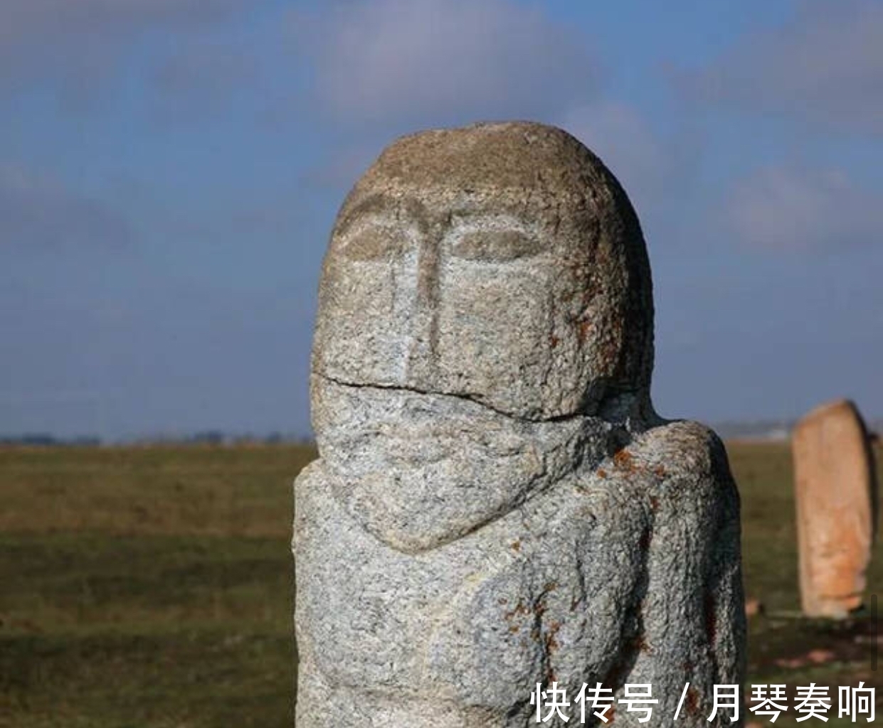 新疆草原现“神秘石人”，究竟是“守墓”还是“灵魂永生”？