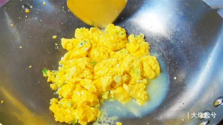 一碗清水也能炒鸡蛋？不用1滴油，鲜嫩好吃，即将失传的经典老菜