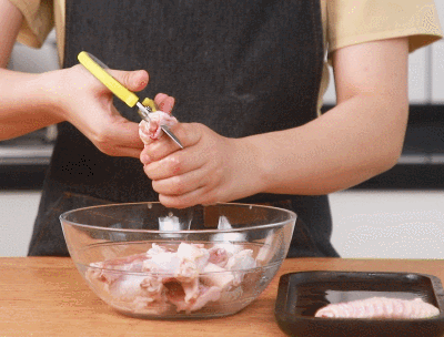 鸡翅|秘制鸡翅做法,香香辣辣上桌,1秒就能被抢光